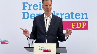 Bild: Andreas Hoenig/dpa
FDP-Chef Dürr: Man sollte auch weniger Urlaub nehmen dürfen. (Archivbild)