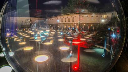 Bild: Andreas Arnold/dpa
Das Frankfurter Städel, hier mit illuminiertem Garten, gehört zu den Museen, die einen langen Donnerstag anbieten. (Archivbild)