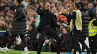 Bild: Jon Super/AP/dpa
Atletico-Trainer Diego Simeone fehlt gegen Eintracht Frankfurt wegen einer Rot-Sperre.