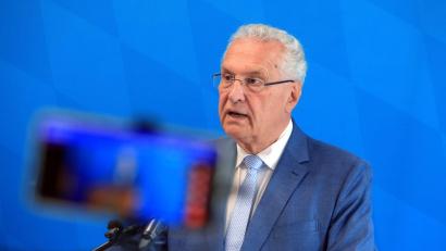 Bild: Karl-Josef Hildenbrand/dpa
Bayerns Innenminister Joachim Herrmann (CSU) hat die Änderungen per Anweisung verfügt. (Archivbild)