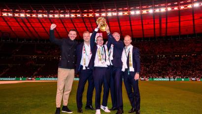 Bild: Tom Weller/dpa
Vorstand Marketing und Vertrieb Rouven Kasper (r) wechselt vom VfB Stuttgart zum FC Bayern. (Archivbild)