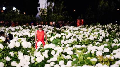 Bild: Aurelien Morissard/AP/dpa
Pariser Laufsteg zwischen Blumen: Saint Laurent zeigt Frühjahr/Sommer-Kollektion 2026