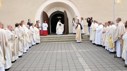 Bild: mab
Nach der Zeremonie der Schlüsselübergabe öffnet der neue Pfarrherr die Kirchentüre.