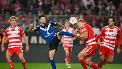 Bild: Soeren Stache/dpa
Dieser Tritt hat für HSV-Profi Vieira Folgen.