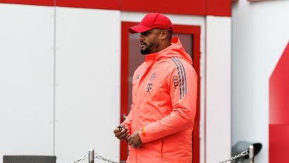Bild: Matthias Balk/dpa
Die dicke Jacke durfte Trainer Vincent Kompany daheim lassen.