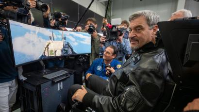 Bild: Peter Kneffel/dpa
Markus Söder will, dass auch die bayerische Polizei Drohnen abschießen darf. (Archivbild)