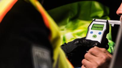Symbolbild: Boris Roessler/dpa
Ein Mann wurde an der Grenzkontrollstelle bei Waldsassen mit über zwei Promille gestoppt.