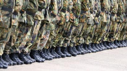 Bild: Julian Stratenschulte/dpa
Könnte Deutschlands größter Vermieter Vonovia auch Wohnungen für Soldaten bereitstellen? Ja, sagt Konzernchef Rolf Buch. (Archivbild)