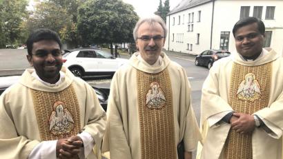 Bild: wro
Der Pfarrer und Prodekan aus Erbendorf, Martin Besold (Bildmitte), freute sich über die Amtseinführung von Pfarrer Martin (rechts) und die Vorstellung des neuen Pfarrvikars, Pater Joseph, die beide aus Indien stammen und in Fuchsmühl im Vinzentinerkloster (hinten rechts) leben werden.