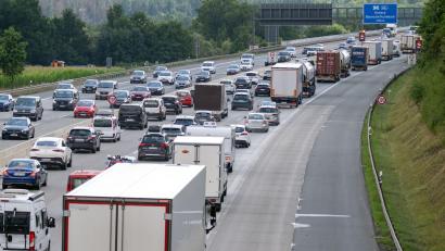Bild: Pia Bayer/dpa
Wegen des langen Wochenendes und der Herbstferien wird mit Staus vor allem an den Samstagen im Oktober gerechnet. (Archivbild)