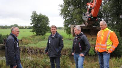 Bild: kro
Der Bagger steht schon bereit. Am Freitag erfolgte der offizielle Baustart für die neue Wehranlage. Mit dabei waren von links Bürgermeister Franz Stahl, Stadtbaumeister Andreas Ockl, Markus Münchmeier vom Ingenieurbüro Münchmeier-Eigner und Manfred Brunner von der Baufirma Gollwitzer aus Floß.