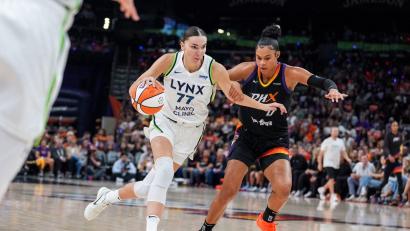 Bild: Samantha Chow/AP/dpa
Satou Sabally (rechts) hatte erneut einen starken Abend in den WNBA-Playoffs.