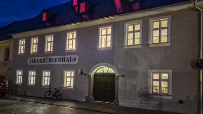 Bild: Georg Sollfrank/exb
Das Ackerbürgerhaus in Bärnau hat bereits einen frischen Anstrich erhalten. Im Dachgeschoss wurde die LED-Beleuchtung getestet – zu erkennen an den Fenstern, durch die rotes Licht scheint. Dort können ab Oktober standesamtliche Trauungen stattfinden.