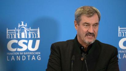 Bild: Pia Bayer/dpa
CSU-Chef Söder fordert schnelle und konsequente Beschlüsse der schwarz-roten Koalition in Berlin. Alles, was über den Inhalt des Koalitionsvertrages hinausgeht, schließt er kategorisch aus. (Archivbild)