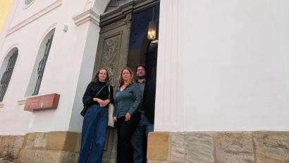 Bild: wüw
Drei gegen Antisemitismus: Olga Bart von der Israelitischen Kultusgemeinden Amberg, Kathrin Birner vom Verein Punk e.V. und Verdi-Ortsvorsitzender Stefan Dietl am Eingang zur alten Synagoge von Sulzbach-Rosenberg.