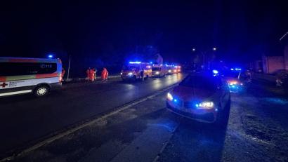 Bild: Geitner/exb
Samstagnacht eilten viele Einsatzkräfte nach Pfreimd, weil auf der Kirwa Pfefferspray versprüht wurde. Die Fahrzeuge sammelten sich rund um den Friedhof.