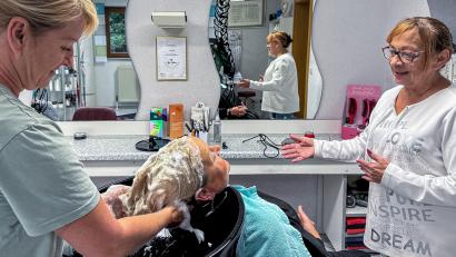 Bild: Stephan Huber
Während Kirsten Hierl (links) einer Kundin die Haare schneidet, ist Chefin Irmi Gimpl heut mal für die Unterhaltung zuständig. Seit 30 Jahren ist sie Inhaberin des Friseursalons Rapunzel am Amberger Wagrain.