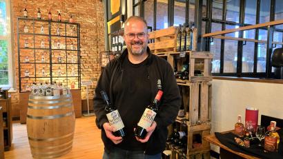 Bild: lnz
Gregor Schraml mit zwei Sorten aus der "Steinwälder Punschwerkstatt" seiner Brennerei in Erbendorf: Er berichtet von einem stetigen Wachstum des Geschäfts mit Glühwein und Punsch.
