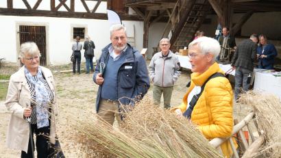 Bild: Hirsch
Die Nabburger Gästeführerin Gudrun Vogt (rechts) hatte im Denkenbauernhof einen Leiterwagen mit der Flachspflanzen beladen und erinnerte daran, dass der Anbau der blauen Blume noch bis in die 1950er in Deutschland weit verbreitet war.