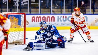 Bild: Tobias Neubert
Das ist Michael McNiven am vergangenen Freitag nicht passiert: Beim 4:0 der Devils in Freiburg feierte der Kanadier sein DEL2-Debüt und dazu gleich einen Shutout. Deshalb grüßt der Goalie in der Statistik von ganz oben.
