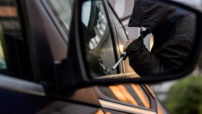 Bild: Axel Heimken
Polizisten haben ein zuvor gestohlenes Auto sichergestellt.
