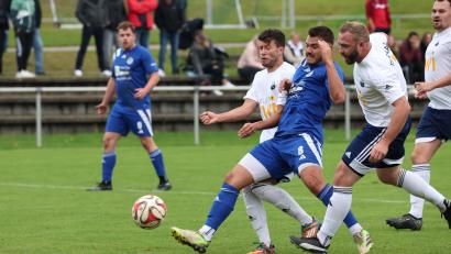 Bild: Dieter Jäschke
Der Auerbacher Matthias Förster (blaues Trikot) muss sich in dieser Szene gleich gegen zwei Eslarner Spieler behaupten. Der SV 08 Auerbach verteidigte die Tabellenführung in der Kreisliga Nord mit einem 3:0-Sieg beim TSV Eslarn.