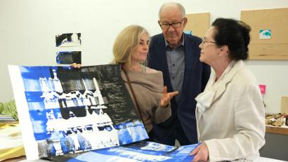 Bild: Hirsch
Künstlerin Isabella Trybula (links) erläuterte den Besuchern beim Tag der offenen Studios die Intention ihrer Bilder.