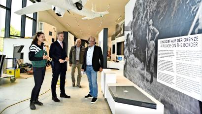 Bild: Konstantin Kraft
Museumsleiter Robert Lebegern (rechts) zeigt dem Hofer Landrat Oliver Bär (Zweiter von links) die neue Dauerausstellung im neuen Gebäude des Deutsch-Deutschen Museums in Mödlareuth.