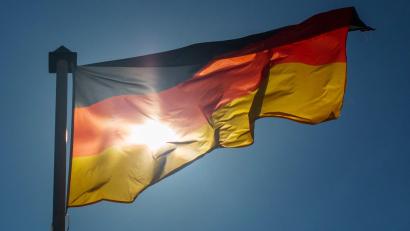 Bild: Fernando Gutierrez-Juarez/dpa-Zentralbild/dpa
Die deutsche Wiedervereinigung wurde am 3. Oktober 1990 vollendet. Auch dreieinhalb Jahrzehnte später sind die Einkommen in den alten Bundesländern jedoch immer noch höher. (Symbolbild)
