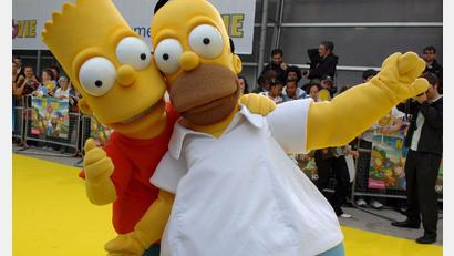 Bild: Daniel Deme/epa/dpa
Als Homer und Bart Simpson verkleidete Schauspieler kommen 2007 in London zur Premiere des ersten Films „Die Simpsons“. (Archivbild)