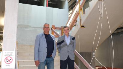 Bild: Hirsch
Architekt Siegfried Knipl (links) und Schulleiter Oliver Vogel (rechts) sind zuversichtlich, dass der Neubau des Sonderpädagogischen Förderzentrums Nabburg bis Mai 2026 fertig wird.