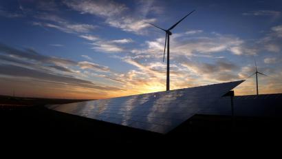 Bild: Karl-Josef Hildenbrand/dpa
Solarstrom legt in Deutschland weiter zu - die Stromerzeugung von Windrädern ging zurück.