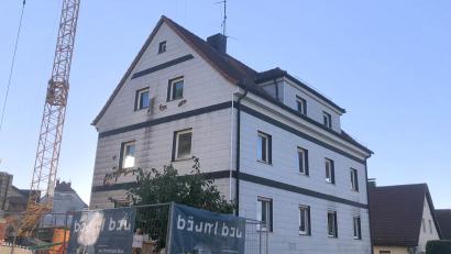 Bild: wro
Das Wohnanwesen Marienstraße 36 ist eines von insgesamt drei sanierungsbedürftigen Immoblien nahe der Wallfahrtskirche. Seit Monaten wird dort umgebaut, saniert und für die künftigen Mieter attraktiv gestaltet.