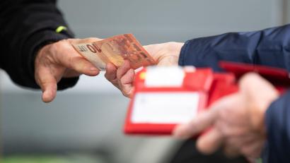 Bild: Sebastian Kahnert/dpa
Je höher die Inflationsrate, umso geringer die Kaufkraft der Menschen: Sie können sich für einen Euro dann weniger leisten.