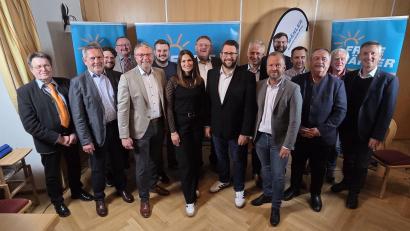 Bild: Dominik Gruber 
Landratskandidat Stefan Kroher mit seiner Ehefrau Julia, Landesvize und Kreisvorsitzender Hans Martin Grötsch, Landtagsabgeordneten Bernhard Heinisch und Mitgliedern des Kreisvorstandes und Kreistagsfraktion