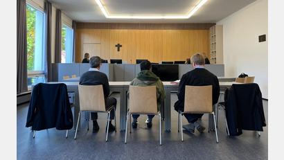 Bild: juh
Der 53-jährige Angeklagte wartet mit seinem Rechtsanwalt Johannes Zintl (rechts) und seinem Dolmetscher auf die Urteilsverkündung.