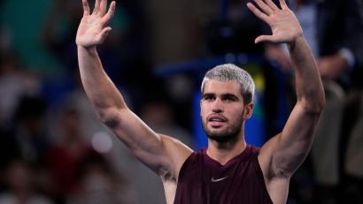 Bild: Louise Delmotte/AP/dpa
Carlos Alcaraz feiert in Tokio seinen achten Titel in diesem Jahr.
