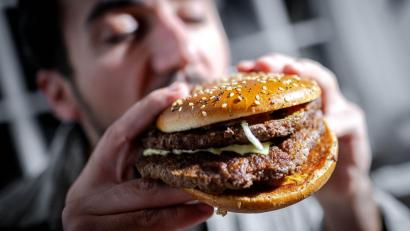 Bild: Sina Schuldt/dpa
Genuss ohne Tierleid: Für Vegetarier könnte Laborfleisch zu einer echten Alternative werden. (Archivbild)