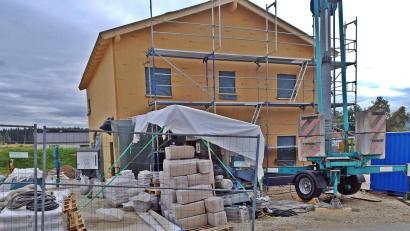 Bild: ld
Das Bild der großen Baustelle wird auch von den Ballen bestimmt, in denen die Hanfschäben angeliefert wurden.