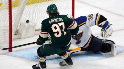 Bild: Jim Mone/AP/dpa
Kirill Kaprisow (l) von den Minnesota Wild hat einen Rekordvertrag in der NHL unterschrieben.