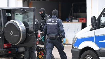 Bild: Bernd Weißbrod/dpa
Auch in Weil der Stadt bei Stuttgart waren die Beamten im Einsatz.