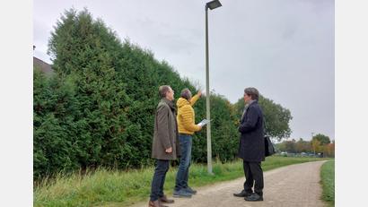 Bild: mfh
Vor-Ort-Termin mit André Zorger vom Bayernwerk (von links), Bürgermeister Peter Achatzi und Markus Windisch. Die insektenfreundlichen Lampen haben sich in der Sommerzeit bewährt und werden in der kommenden Winterzeit die Farbtemperatur wieder hochregeln.