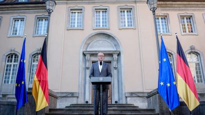 Bild: Kay Nietfeld/dpa
Bundeskanzler Friedrich Merz zeigt sich zum Auftakt der Klausurtagung des Bundeskabinetts in Berlin mit Blick auf die Wirtschaftsaussichten optimistisch.