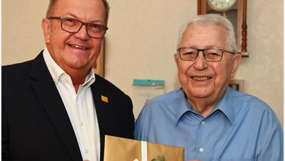 Bild: gf
Gut gelaunt war Rudolf Randler (rechts), als ihm Bürgermeister Martin Preuß zum 90. Geburtstag gratulierte und einige Euro Amberger Stadtgeld überreichte, die der Jubilar durchaus brauchen kann, denn am Abend lud der Jubilar "seine" Familie zum Feiern in den Winkler-Bräu ein.