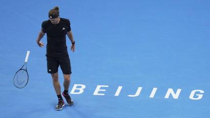 Bild: Andy Wong/AP/dpa
Alexander Zverev ließ seinen Frust am Schläger aus.