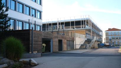 Bild: Hirsch
Bis Pfingsten 2026 soll der Neubau des Sonderpädagogischen Förderzentrums Nabburg (Mitte) fertiggestellt sein. Das Gebäude liegt zwischen der Realschule (links) und der Berufsschule (rechts).