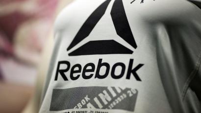 Bild: Daniel Karmann/dpa
Das Reebok-Logo auf einem Shirt. (Archivbild)