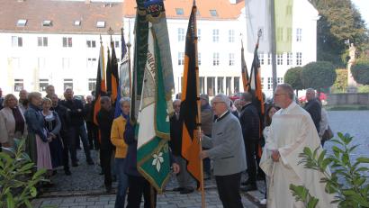 Bild: kro
Startklar für den Einzug in die Basilika: Mit ihren Bannern nahmen Abordnungen von Kolpfingsfamilien und anderen Vereinen an den Feierlichkeiten teil.