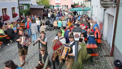 Bild: mrr
Auf der Genussmeile gab es Schmankerl für Leib und Seele. Hier spielten Musiker zünftig vor dem "Bärenwirt" auf.