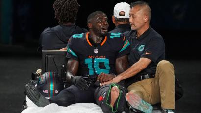 Bild: Rebecca Blackwell/AP/dpa
Tyreek Hill (links) musste auf einem Fahrzeug vom Platz gefahren werden.